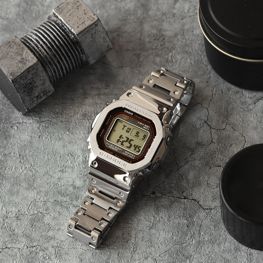 1983年に誕生したG-SHOCK初代モデル“DW-5000C”のダイアルカラーを纏ったフルメタルモデルです❗