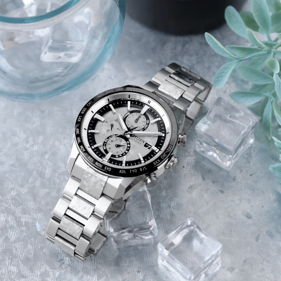 CITIZEN ATTESA AT8284-61A｜光を纏う結晶チタニウム。限定「Platinum