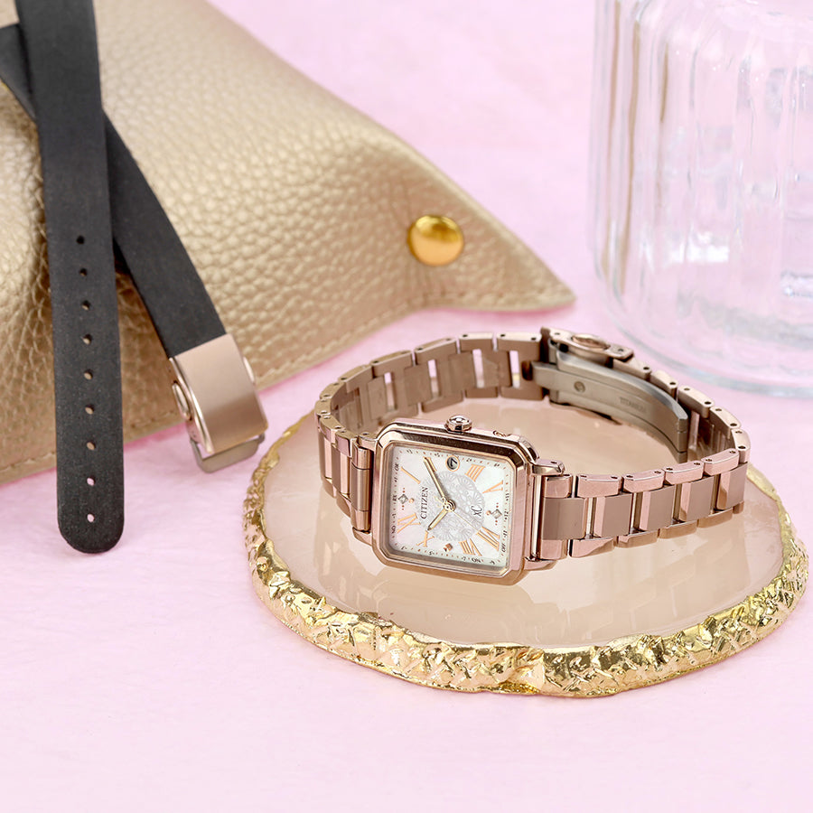 サクラピンクRのケースと白蝶貝文字板を生かした、hikari collection