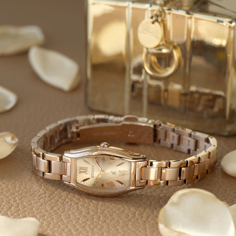 サクラ色に包まれる毎日、シチズン クロスシー EW5546-56X【トノー型