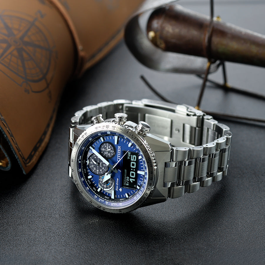 【新品】 CITIZEN PROMASTER 腕時計 メンズ JV2000-51L SKYシリーズ 光発電エコ・ドライブ（U830-08A/日本製） ブルーxシルバー アナデジ表示 CITIZEN プロマスター JV2000-51L｜ブルー文字板が映えるアナデジ