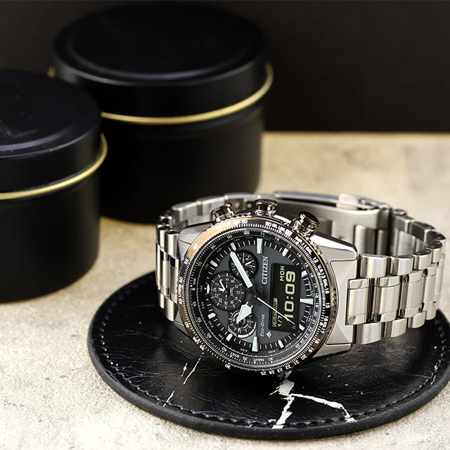 SKY専用にカスタマイズした新キャリバー「U830」と視認性に優れた高精細なMIP液晶を搭載した新モデルです❗