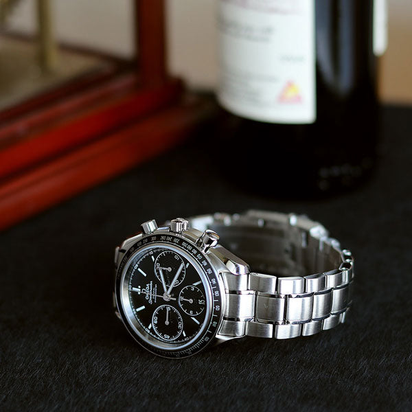 【OMEGA SPEEDMASTER】クル・ド・パリ(パリの石畳)模様が施されたサブダイヤルが特徴的。