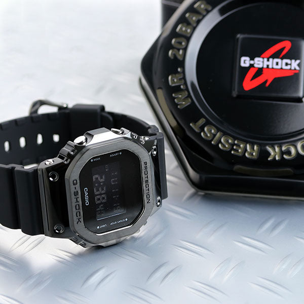 1983年の誕生以来タフネスを追求し進化を続けるG-SHOCKのスクエアデザイン「5600シリーズ」から、メタル素材を採用したモデルが登場🌟