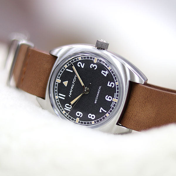 手巻きムーブメントH-50を採用し、80時間の標準持続時間を備えた