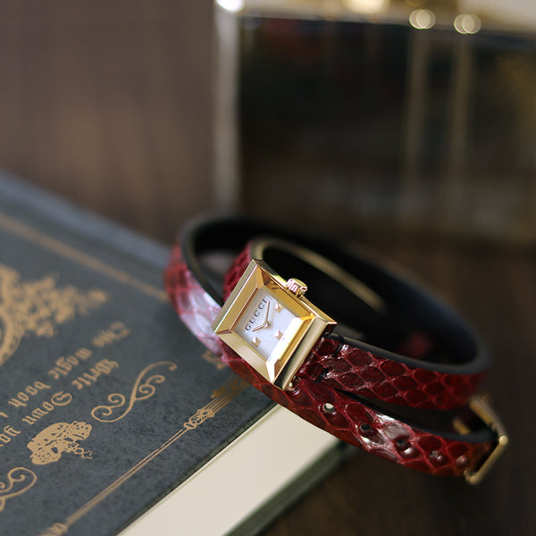GUCCI] A narrow double-wrapped belt creates a feminine look on