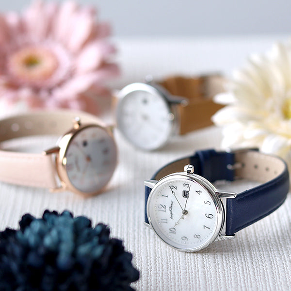 ノエル☆スワロフスキー A model with Swarovski crystals at the 3 o'clock position on the