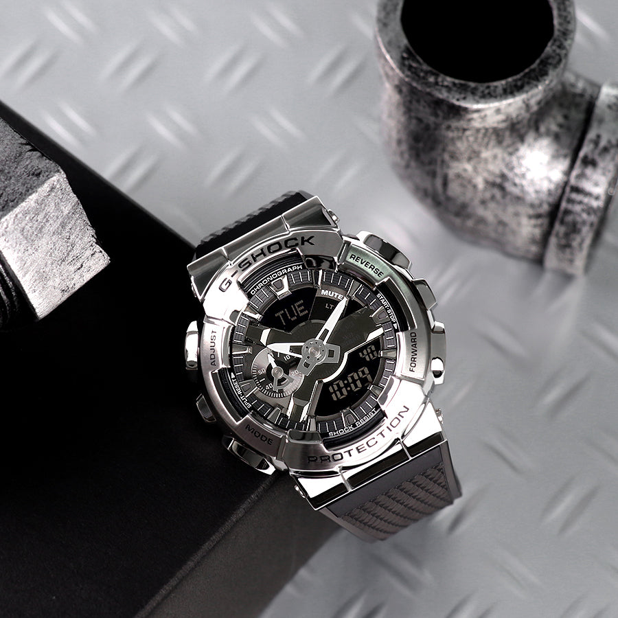 ステンレス製ベゼルを採用した硬質かつファッショナブルなMetal