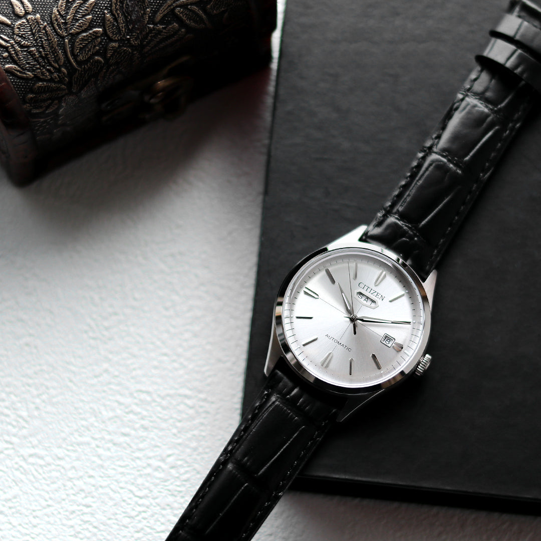 クラシカルな文字板を採用し、カラーリングでスタイリッシュな印象をプラス⌚✨