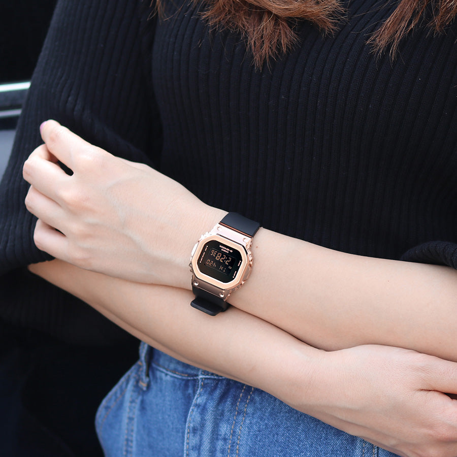 アイコニックな5600シリーズがダウンサイジングし、メタルをまとったモデルです⌚😎🤍