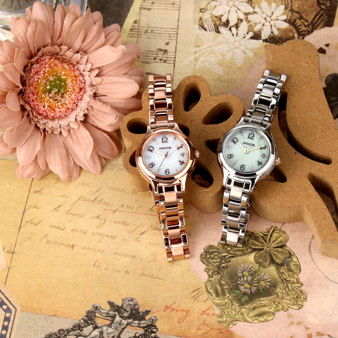 レトロクラシカルなファッションテイストで小さめサイズの電波時計が