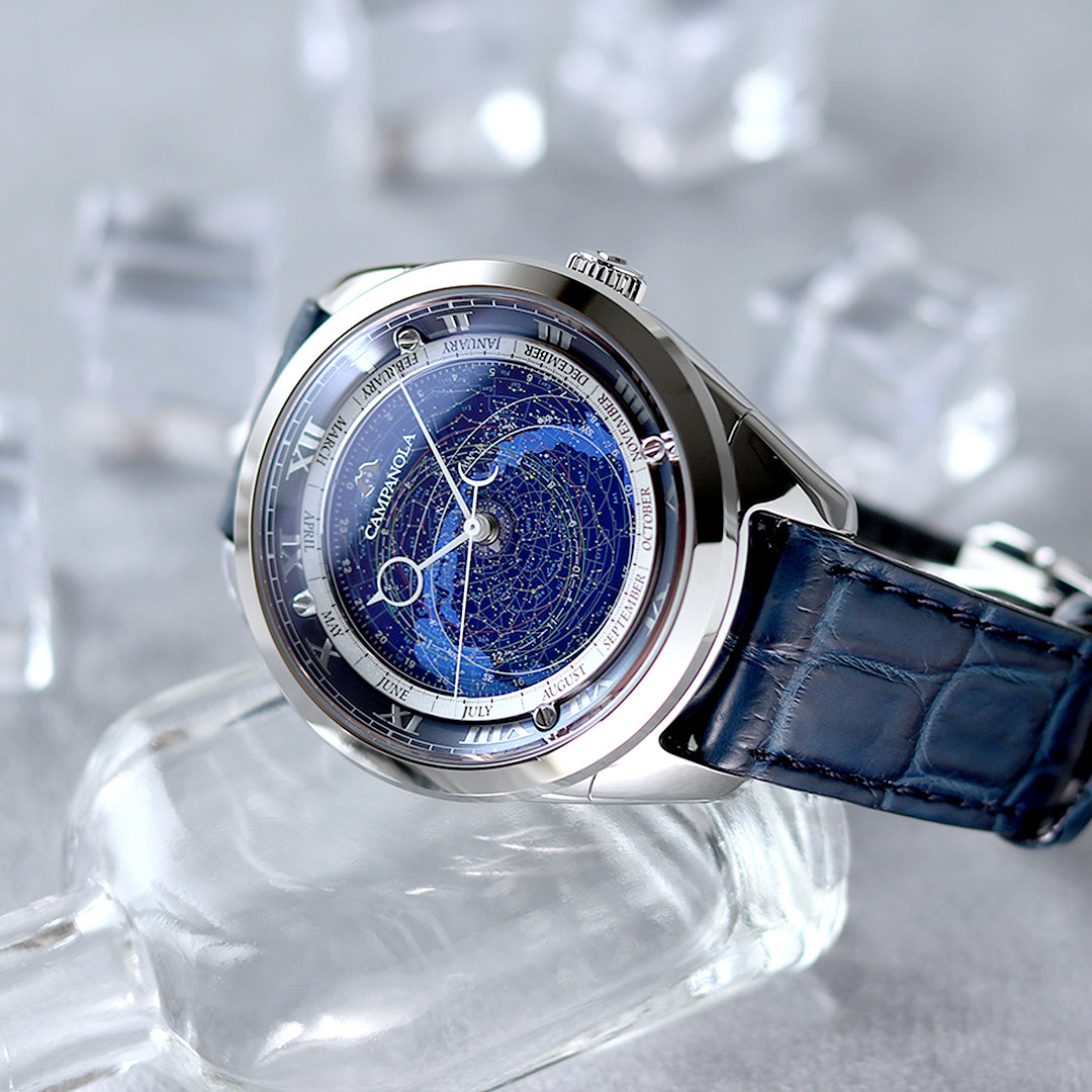 時と切り離すことのできない壮大な宇宙を、小さな時計の中に閉じ込めた