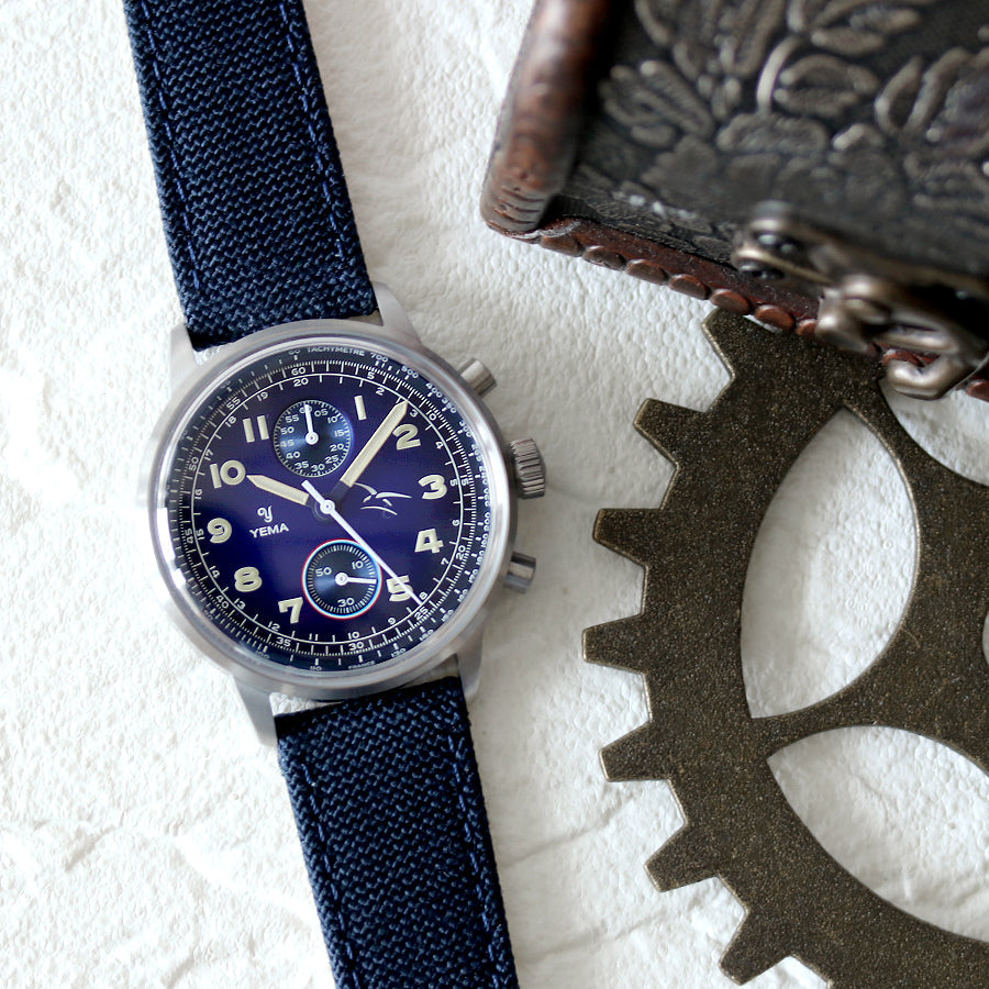 文字盤に刻印されたフランス空軍のロゴとラウンデルが特徴です