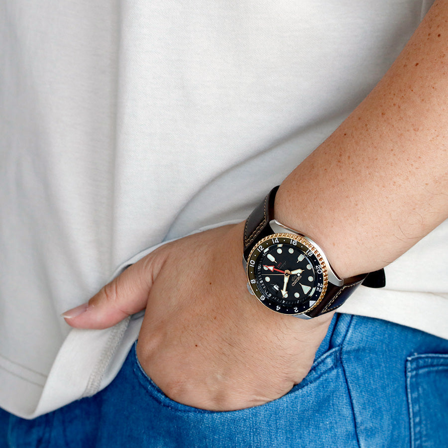 国内外ともに人気のSKX GMTシリーズに、待望のニューカラーが登場⭐️