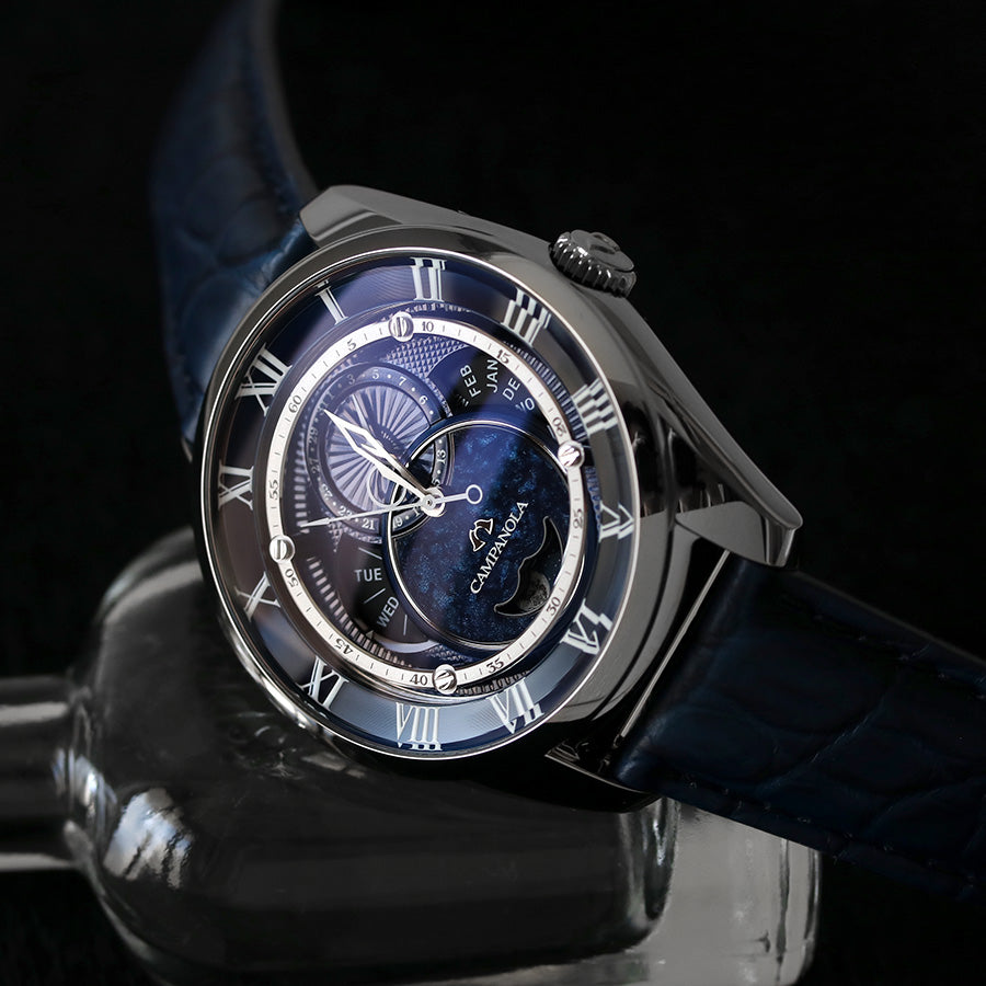 平安時代の詩に着想を得た「宙鏡(そらかがみ)」は、青漆に織り交ぜられ