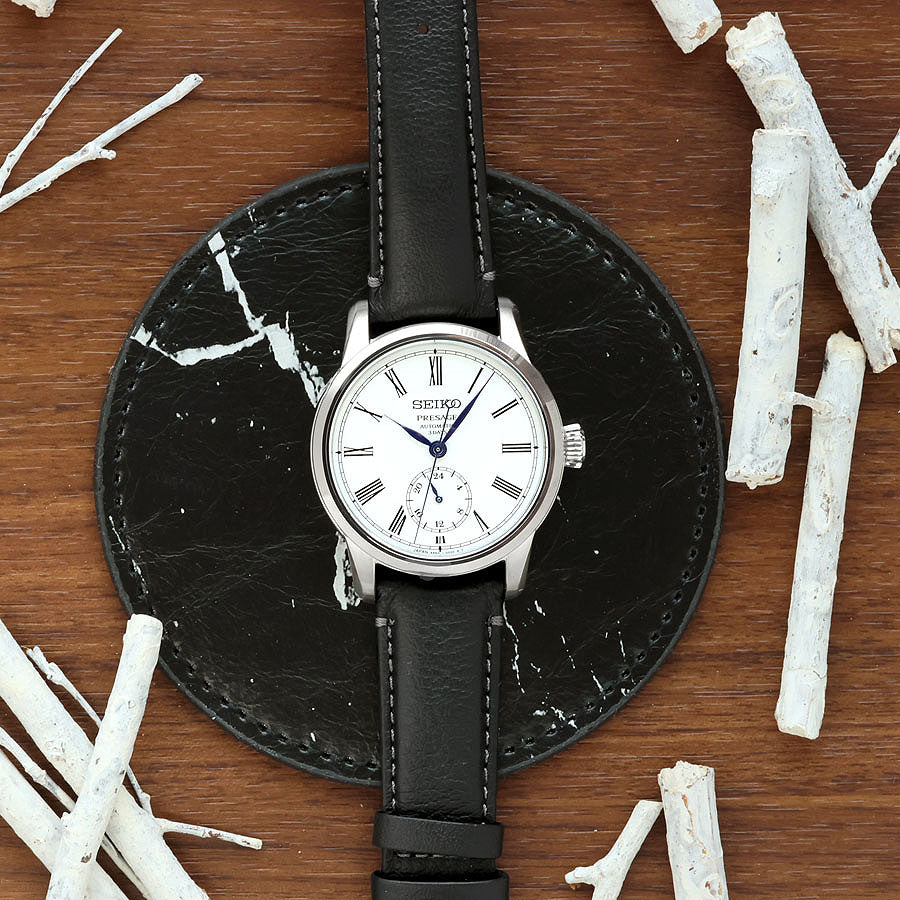 琺瑯ダイヤルモデルで初めてキャリバー6R5Hを用いた、ローマ数字のモデルが登場⌚✨