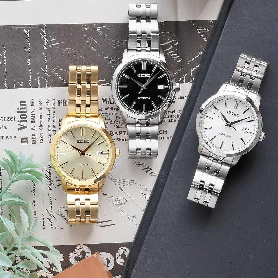 スタンダードで加飾のないシンプルなケースに、ドレッシーな印象の質感