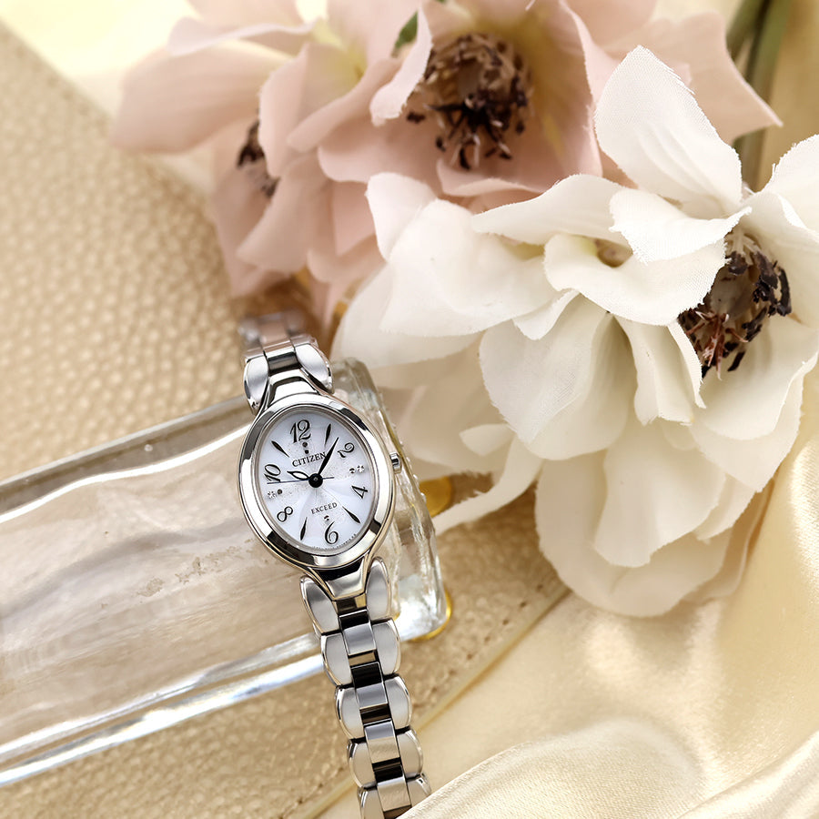 フェミニンな品格を持ち合わせる、エコ・ドライブ搭載のチタンモデル