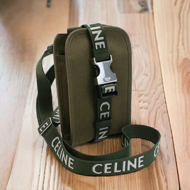 セリーヌ CELINE ショルダーバッグ トリオンフ ステッチ ボウリングバッグ カーキ CELINE（セリーヌ）』の名品バッグ「トリオンフ」で冬コーデを上品に