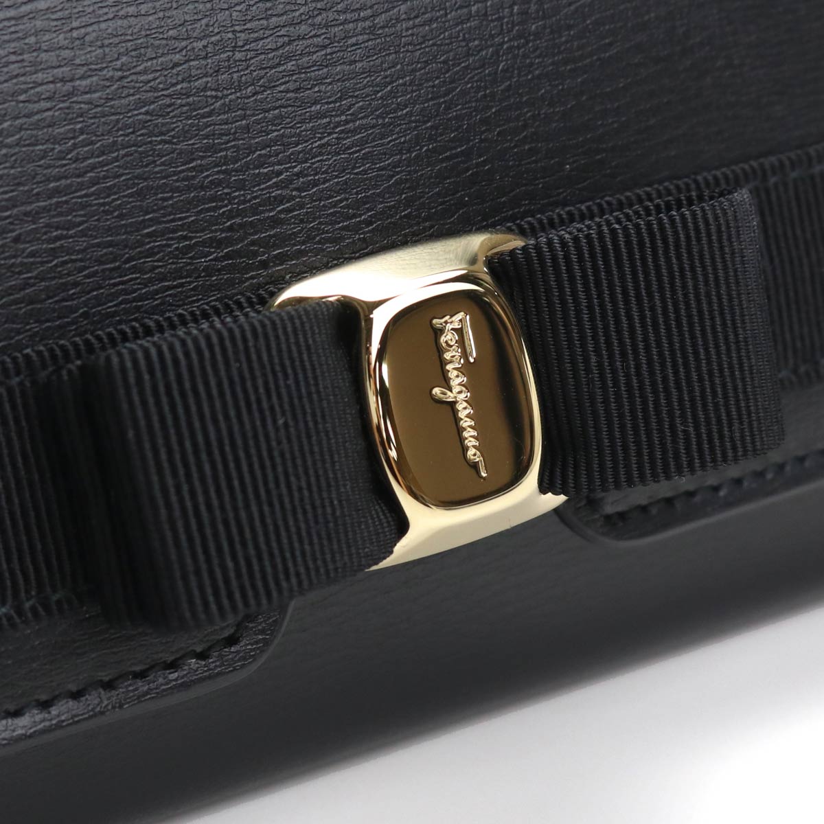 フェラガモ 長財布ニ折小銭入付き レディース レザー イタリアオープンポケット×3 22-E008 ブラック 財布 FER22-E008011