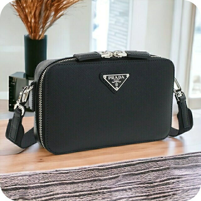 プラダ 斜め掛け ショルダーバッグ メンズ ブランド PRADA SAFFIANO TRAVEL レザー イタリア 2VH173 NERO ブラック バッグ PRA2VH173011