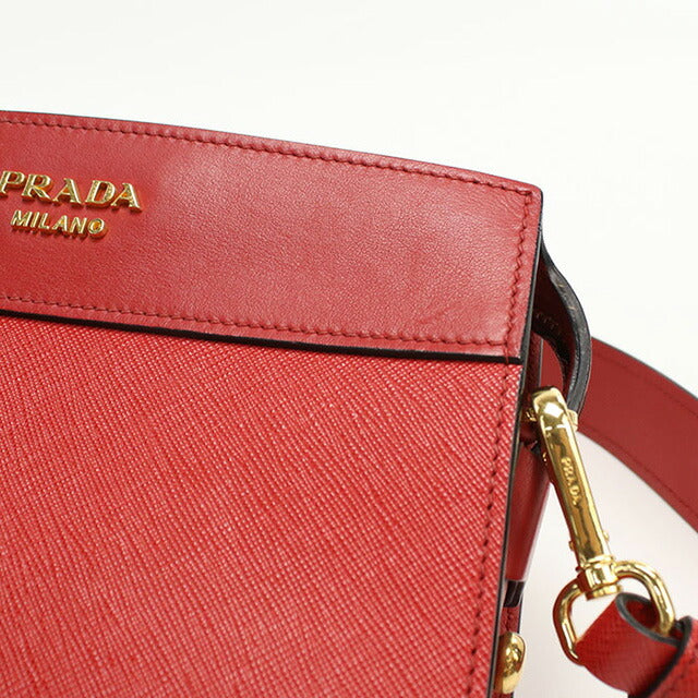 使用的Prada Crossbody肩带为女性品牌Prada Saffiano皮革1BH043红色袋子USDPR95736011