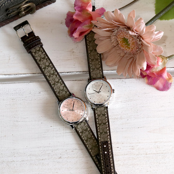 新品 COACH 腕時計 レディース バーガンディカラー 花柄文字盤 印象的