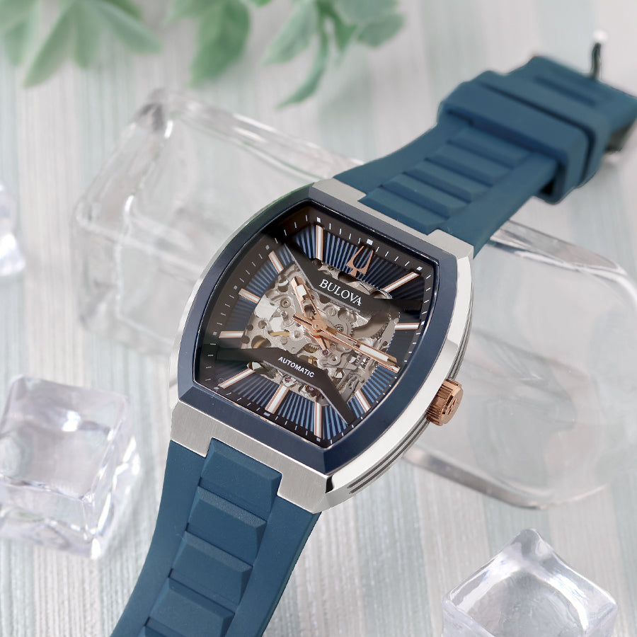 個性ある大人な雰囲気が際立つクラシックコレクションのスケルトン文字盤のトノーケースモデル⌚