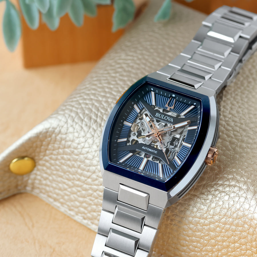 個性ある大人な雰囲気が際立つクラシックコレクションのスケルトン文字盤のトノーケースモデル⌚⭐