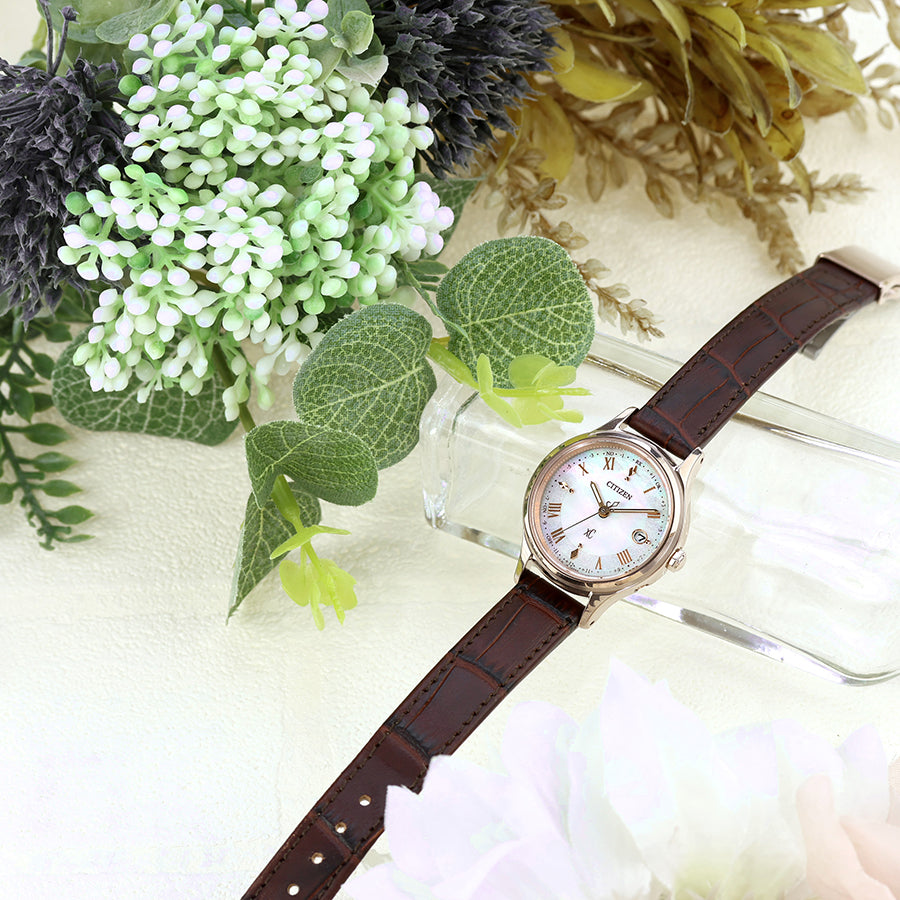 CITIZEN XC ES9497-02D｜サクラピンク®×白蝶貝。光をまとう「hikari collection」🌸