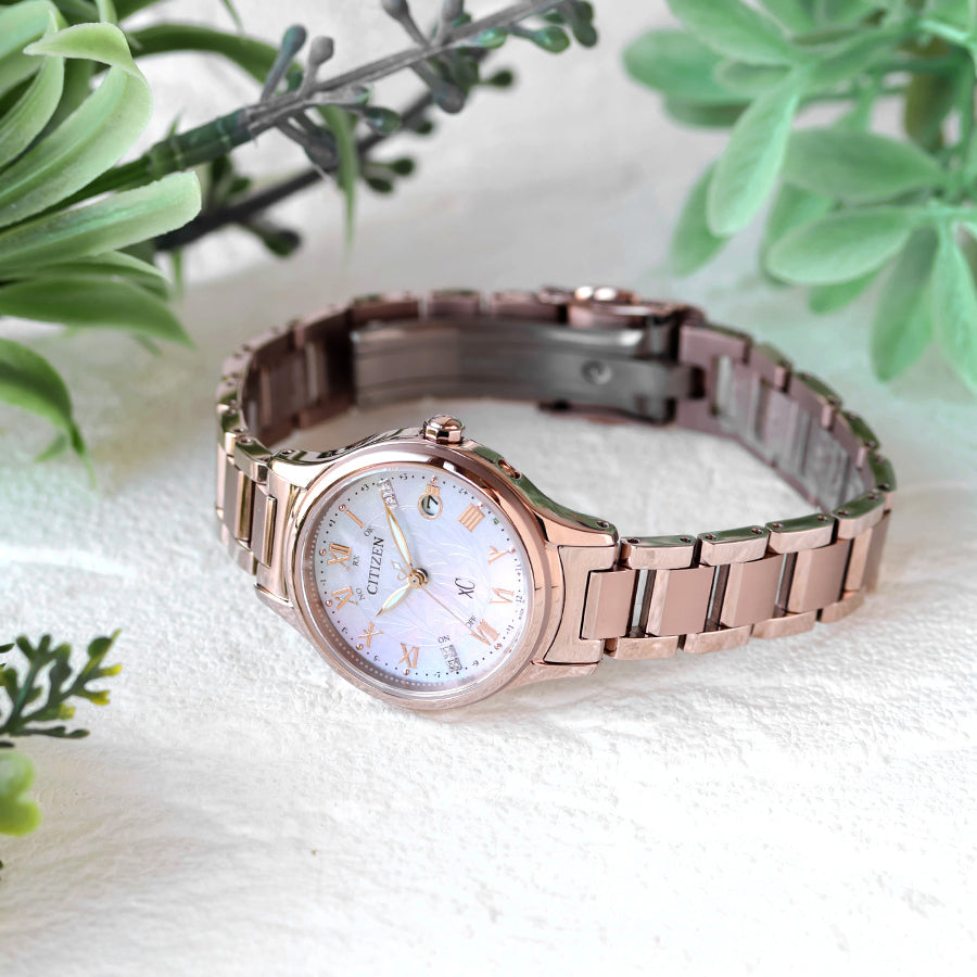 CITIZEN XC ES9498-51D｜白蝶貝ダイヤル×エコ・ドライブで輝くレディスウォッチ