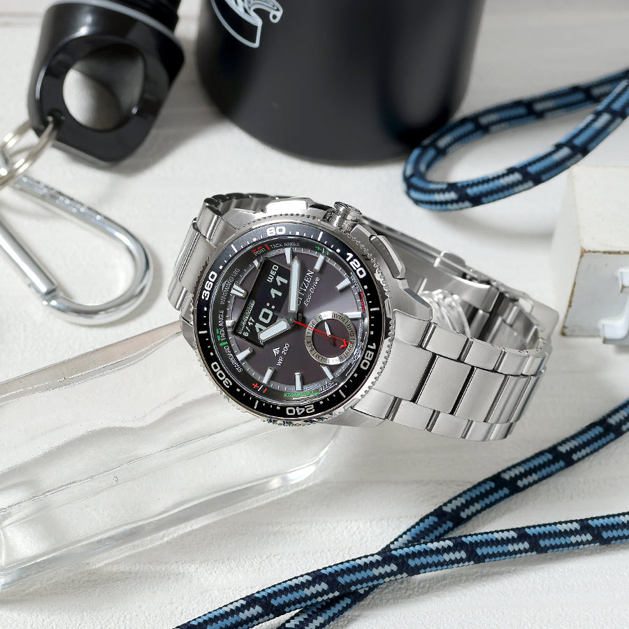 【2026年6月18日発売】シチズン プロマスター JV3001-53E｜MARINE Wave Tracker×高精細液晶MIP×ステンレスバンド×ヨットタイマー、重厚に海を攻めるコンビネーションウオッチ