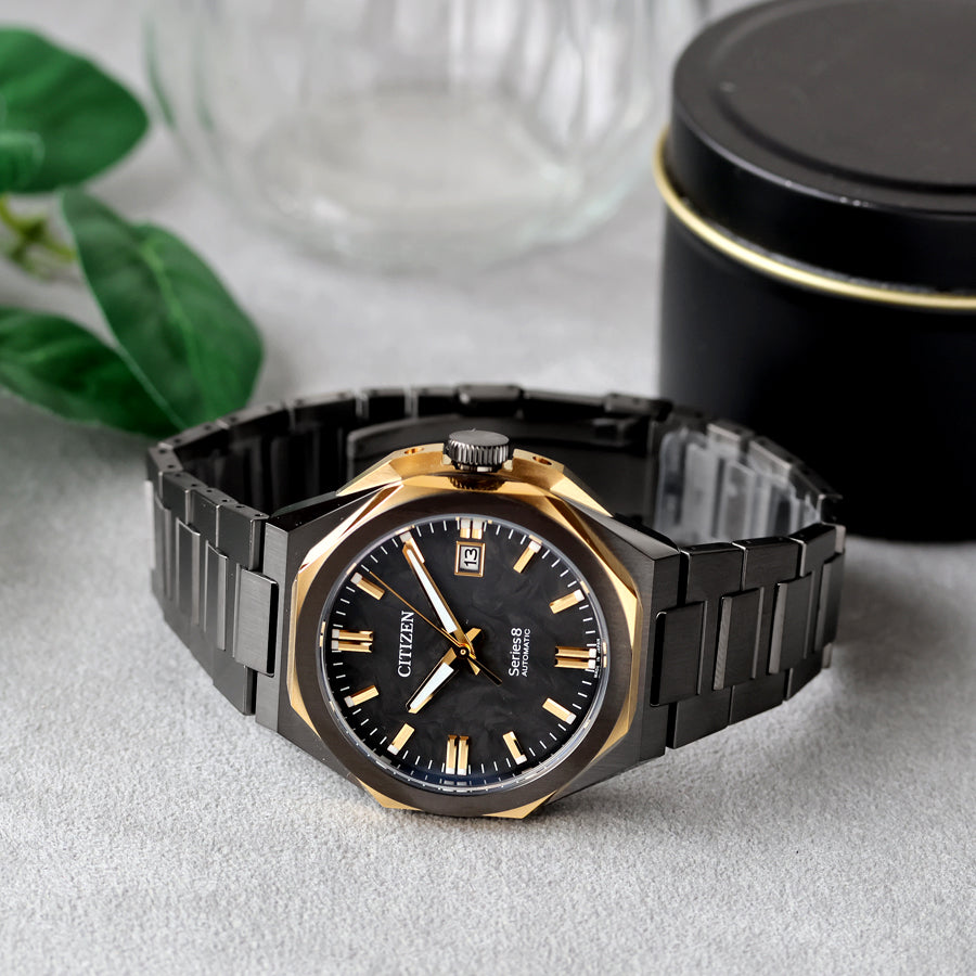 【世界限定1,200本】シチズン シリーズエイト NB6086-54E｜フォージドカーボン×Cal.9051小径薄型、限定らしい「特別感」を纏う精悍なブラックダイヤル