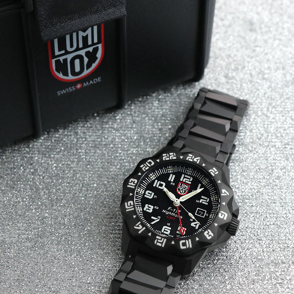 実用的なステルス機、F-117 Nighthawkをモチーフにしたパイロットウオッチが登場💡⌚