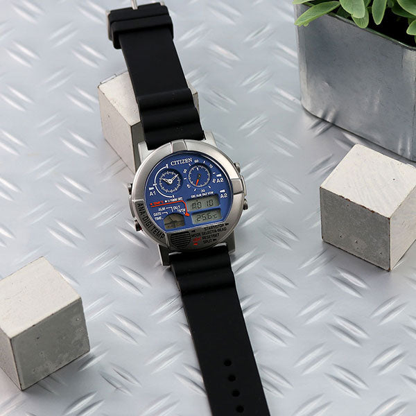 バンドにウレタン素材を使用することで、スポーツテイストに仕上げられた特徴的なモデルです‼