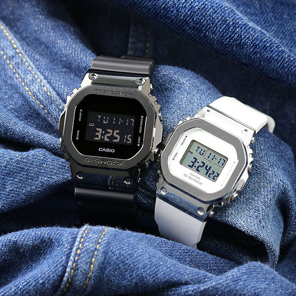 ペアウォッチ❤GM-5600B-1DRは、G-SHOCKのスクエアデザイン「5600シリーズ」から、メタル素材を採用したモデル💡✨
