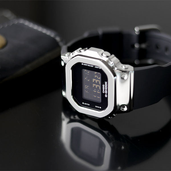 G-SHOCKから、アイコニックな5600シリーズをダウンサイジングし、メタルをまとったモデルが登場‼