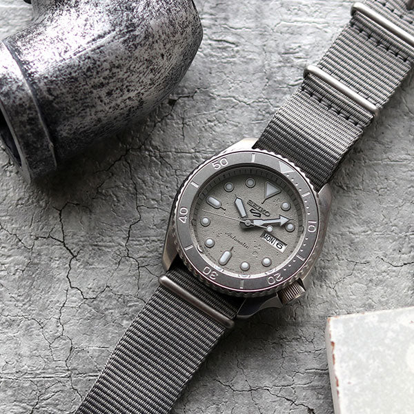 STREET文化の象徴としてストリートファッションに定番モチーフとして取り入れられている「CEMENT」⌚