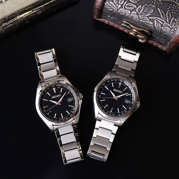 広い見切りや細縁を採用した、スッキリとした印象の美しいフォルムが特徴⌚