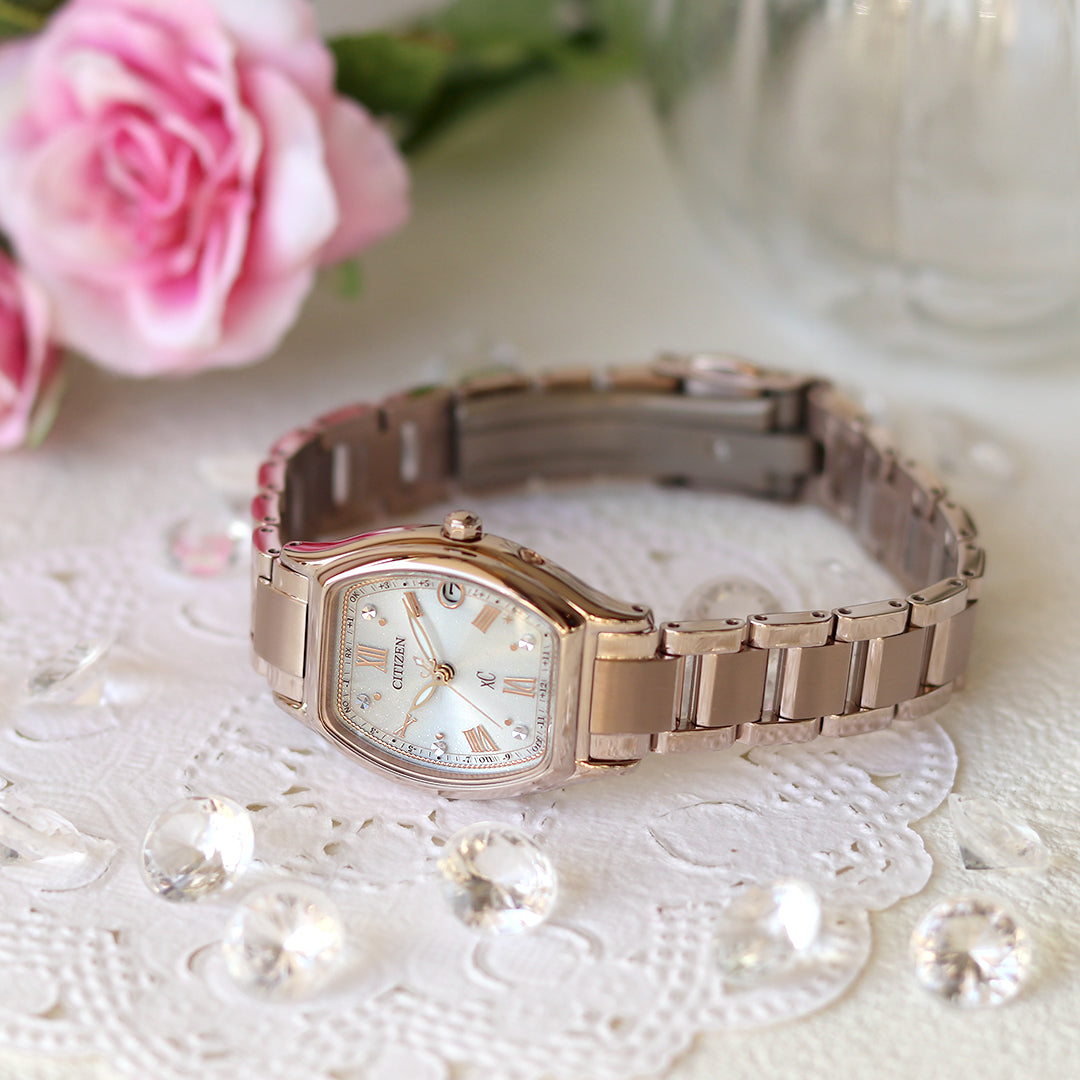 ベーシックコレクションのトノー型モデルからサクラ色が手元を彩るローマ字フォントタイプが登場✨⌚