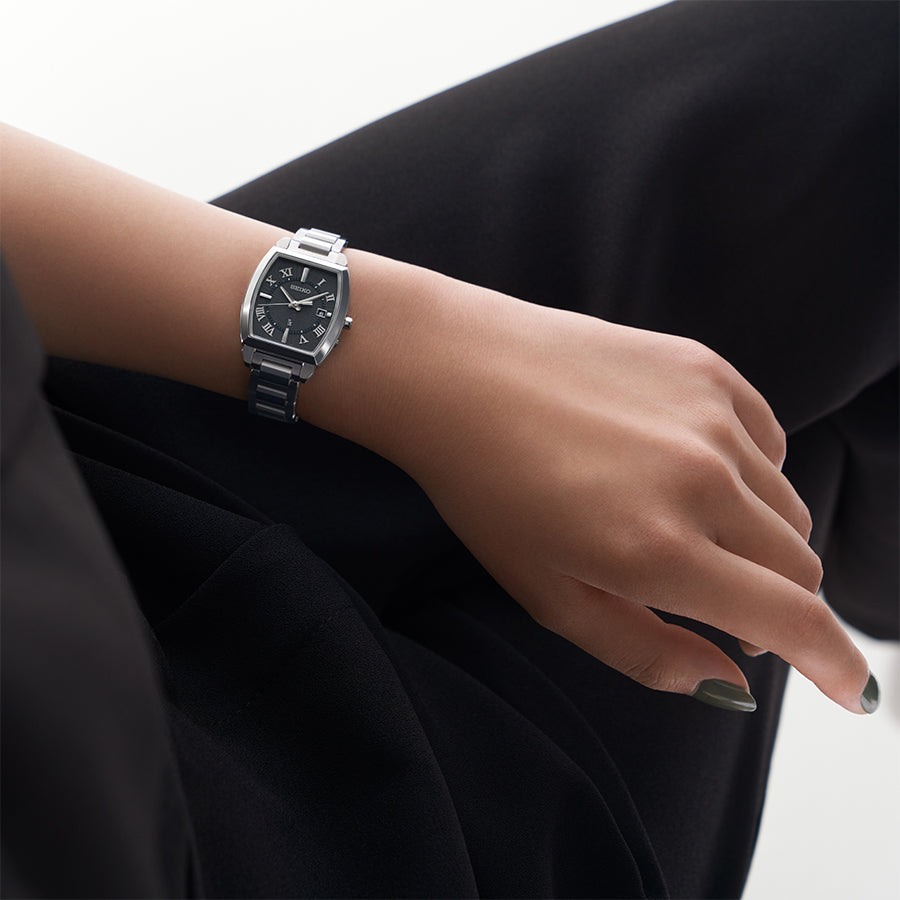 「Effortless Cool」チタン製ソーラー電波のトノー型で爽やかで透明感のあるシアーカラーがポイント💁‍♀️