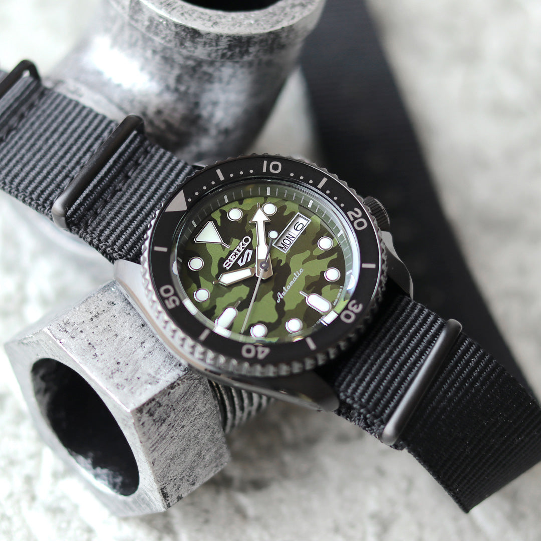 ファッションウェアとしては定番となっているカモフラージュ柄デザインを採用したモデル⌚