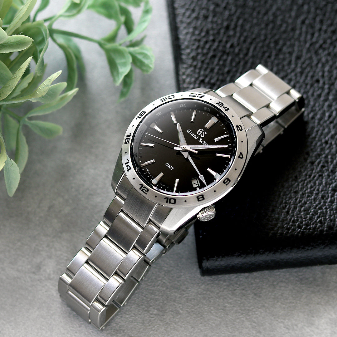 好評のSport Collection GMTモデルより、9Fクオーツを搭載したよりコンパクトなモデルが初登場⌚✨