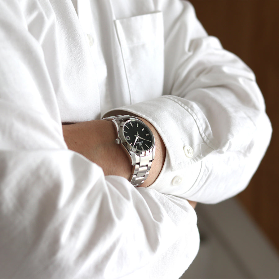 シンプルなカラーリングを採用しており、大人な雰囲気漂うデザインが特徴⌚🌟