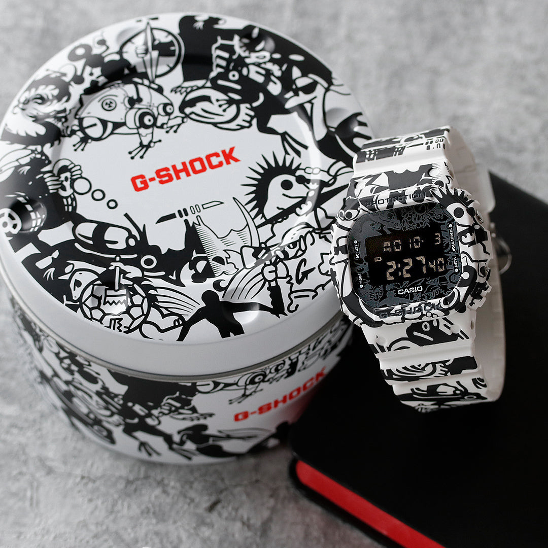 スクエアケースに歴代のG-SHOCKのキャラクターを全面印刷したG-UNIVERSE⌚