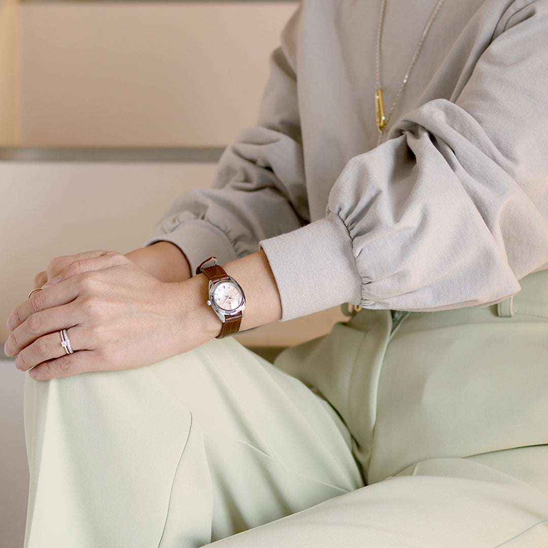 特別感のある白蝶貝ダイヤルとベーシックな色味のレザーバンドを採用したモデルが登場⌚🌟