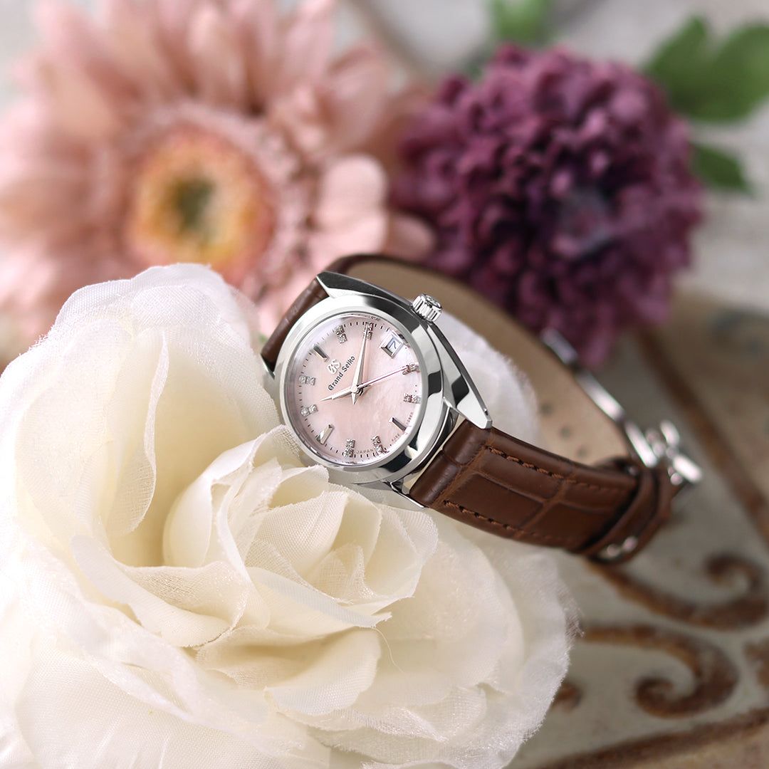 特別感のある白蝶貝ダイヤルとベーシックな色味のレザーバンドを採用したモデルが登場⌚🌟