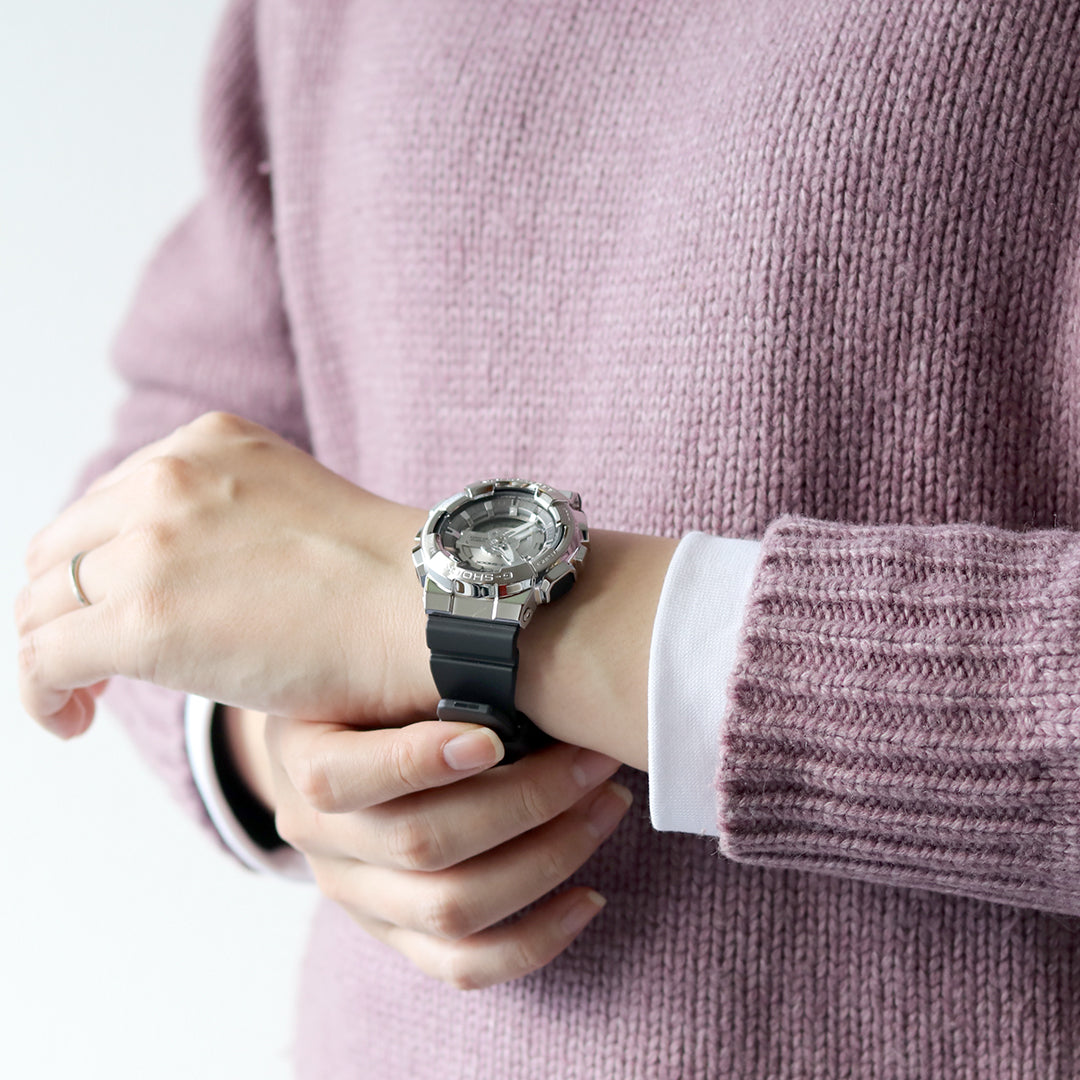 G-SHOCKの人気のデジタル・アナログコンビモデル110シリーズから、メタルをまとい、小型化・薄型化したモデル⌚