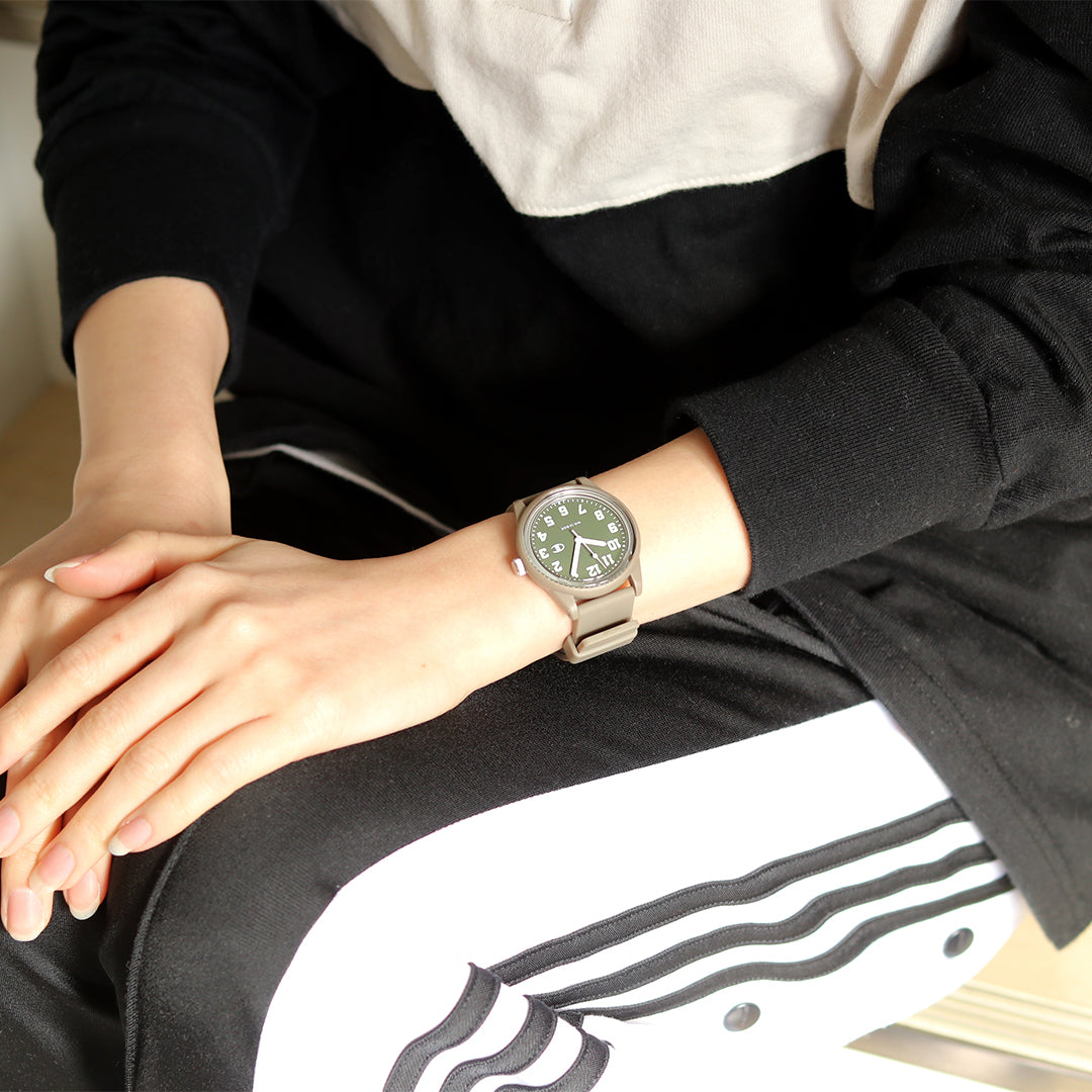 ［選べるモデル］装飾をすべてそぎ落とし、シンプルなデザインのモデル⌚