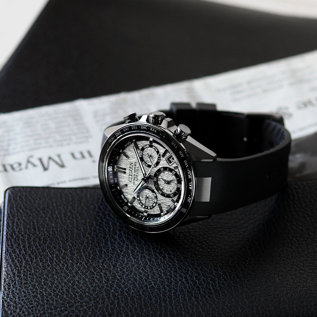 文字板にメタリック塗装を施し、ヘアラインのクールな質感を実現したウレタンバンド仕様の新作⌚✨